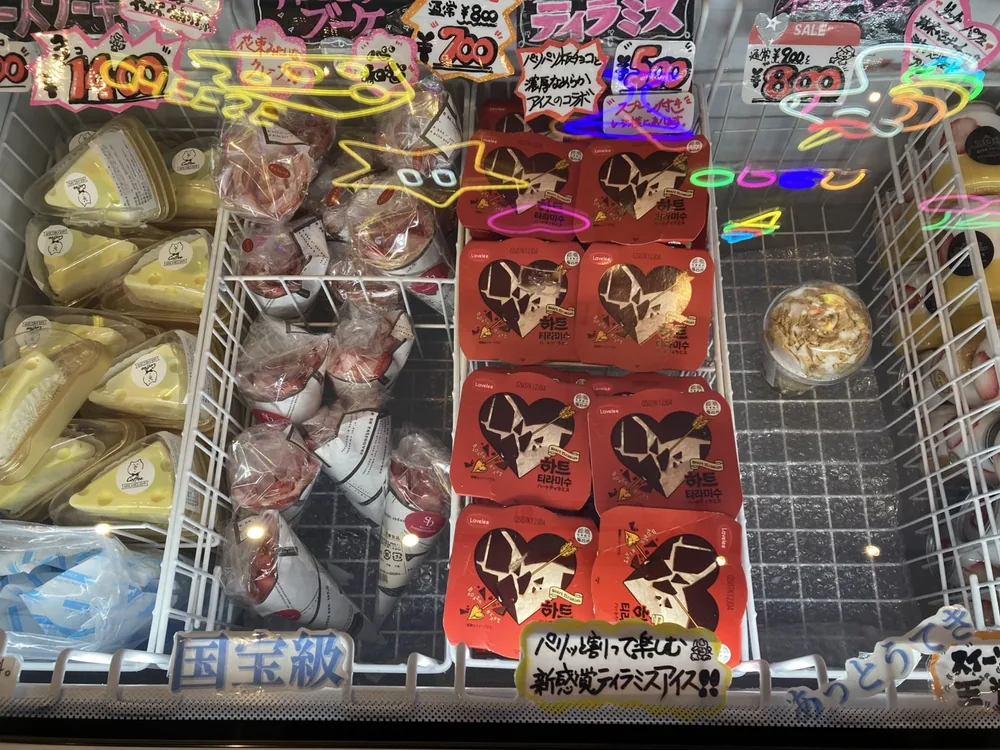 商品が並ぶショーケース