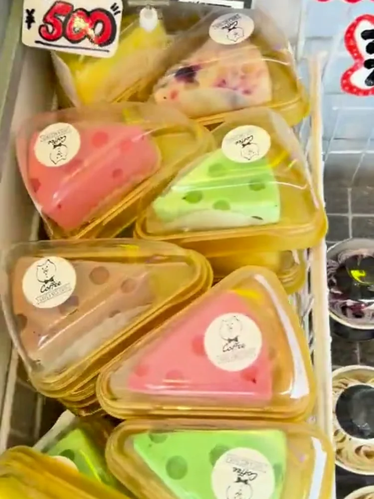 ショーケースに並ぶケーキ